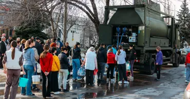 Armata Națională distribuie apă locuitorilor din Bălți