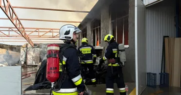 112 pompieri au luptat până la miezul nopții cu incendiul izbucnit la un depozit din Chișinău