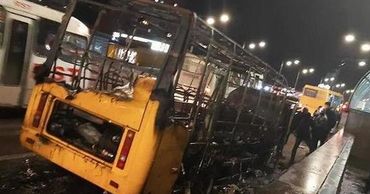 В Киеве вспыхнула и взорвалась маршрутка.