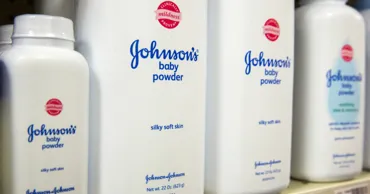 На Johnson &amp; Johnson подали в суд из-за детской присыпки, вызывающей рак