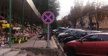 Водители продолжают парковать машины вопреки запрету.