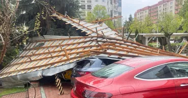 Водители, чьи авто повреждены из-за сильного ветра, требуют компенсации