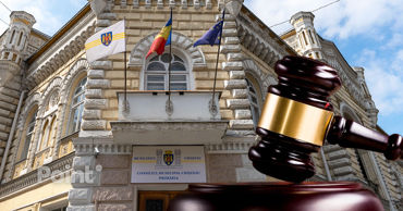 Двух экс-сотрудников примэрии Кишинёва осудили за фиктивный тендер на 295 тысяч леев