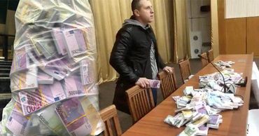 Григорчук принес на Общее собрание судей мешок с деньгами.