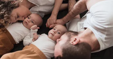Tații cu gemeni vor beneficia de concediu extins și indemnizație paternală pentru fiecare copil