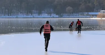 Două minore s-au prăbușit sub gheața lacului din Parcul Valea Trandafirilor