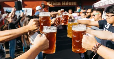 Infracțiuni la Oktoberfest: Bătăi cu halbele de bere, hărțuire și salut nazist