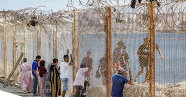 Tunuri cu apă și sârmă ghimpată: Ceuta se pregătește pentru un nou val de migranți