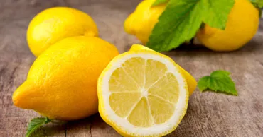 Trucul cu lămâie care promite rufe parfumate fără balsam