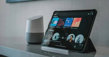 YouTube начал маркировать ИИ-музыку