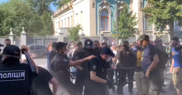Протестующие у Верховной рады подрались с полицией