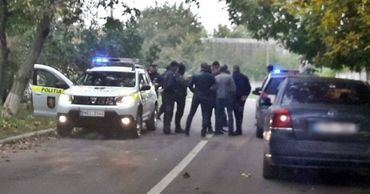 Троих мужчин подозревают в даче ложных показаний против сотрудников полиции.