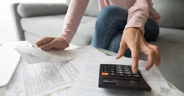 Scad pe hârtie, cresc în realitate: Moldovenii se afundă în datorii la bănci