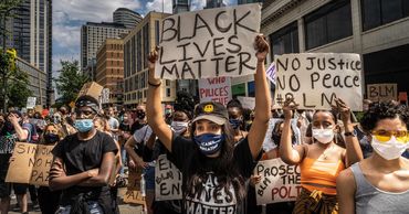 Граждане США поддерживают Black Lives Matter, но против сноса памятников. Фото: axios.com.