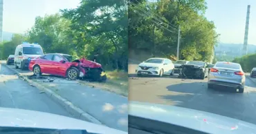 Coliziune puternică între două mașini în Capitală: Un șofer, transportat la spital