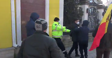 Министра юстиции едва не избили у здания КС, где изучали запрос о статусе языков.