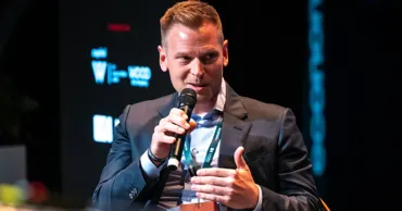 Зять Виктора Орбана заработал, поставив на поражение тестя на выборах