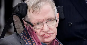 Stephen Hawking apare într-o imagine cu femei în bikini în dosarele Epstein: Familia sa o consideră inofensivă