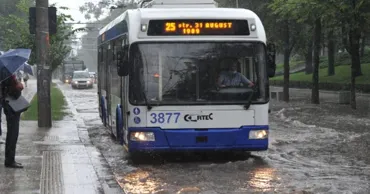 Ploi puternice în Capitală: Circulația transportului public, afectată