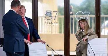 Scandal uriaş după ce Trump a spus că a făcut o fotografie „din milă” cu Meloni