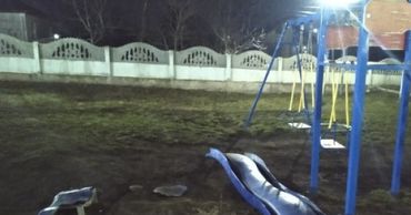 Вандалы разгромили детскую площадку в Комрате.