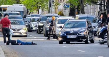 Un bărbat pe scuter, lovit în centrul Capitalei