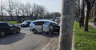 На улице Албишоара произошло ДТП: автомобиль врезался в столб