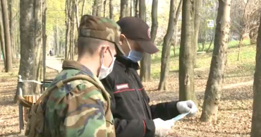 Патрульные всеми силами пытаются убедить людей вернуться домой.