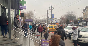 В Одессе образовались очереди на автозаправках и к банкоматам.