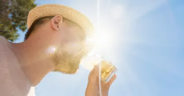 Ce se întâmplă dacă bei alcool pe caniculă? Reguli pentru a ne apăra de căldură