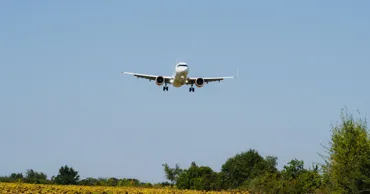 Care sunt condițiile și costurile pentru călătoria cu avionul a minorilor neînsoțiți