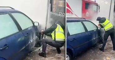 В Кишиневе загорелся автомобиль с водителем внутри: вмешались полицейские