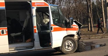 В столице столкнулись машина скорой помощи и легковушка 