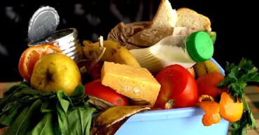 În perioada sărbătorilor de iarnă, moldovenii aruncă alimente în valoare de sute de milioane de lei