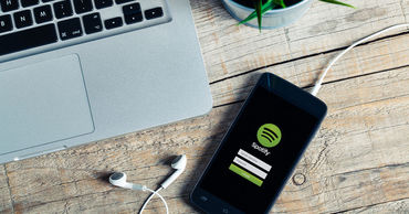 Spotify обвинила Apple в нечестной конкуренции.