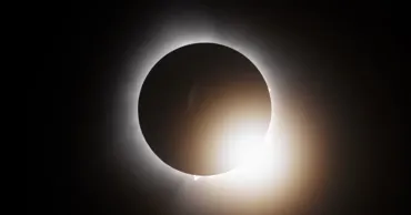 Eclipsa totală de soare aduce milioane de turiști în Spania și Islanda