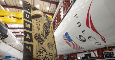Корабль SpaceX доставил на МКС уникальные сверхпрочные картины из золота.