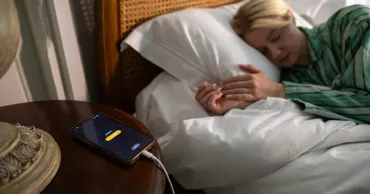 Îți lași telefonul la încărcat peste noapte? Cum poate fi afectată bateria