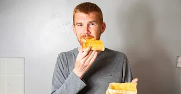 Un britanic cu o tulburare alimentară rară poate mânca doar pâine prăjită