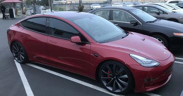 Владелица Tesla перехитрила автоугонщиков и спасла свой автомобиль.