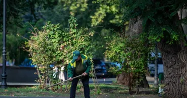 Peste 400 de muncitori, mobilizați pentru salubrizarea străzilor din Chișinău