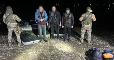 Trei bărbați au încercat să treacă frontiera cu Moldova pe saltele gonflabile