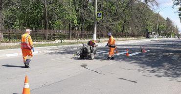 В Бельцах работы по нанесению дорожной разметки идут и днем и по ночам.