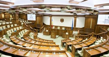 Депутаты объясняют отсутствие на заседании парламента коронавирусом.