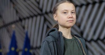 Грета Тунберг снялась в клипе в образе гадалки, предсказывающей будущее.