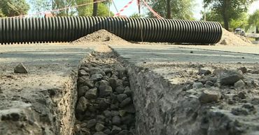 На ул. Албишоара проложили асфальт, а потом вспомнили про дождевую канализацию.