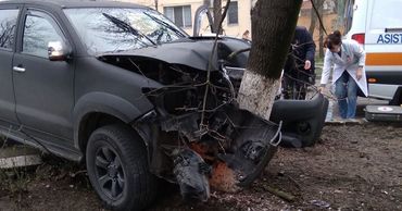 В Кишиневе водитель Toyota "слетел" дороги и въехал в дерево.