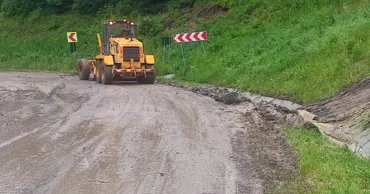 Drumarii, la datorie: Curăță și evacuează apele acumulate pe traseele naționale