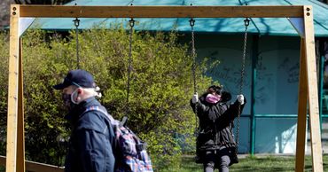 В Чехии спадает волна заражений COVID-19, граждан массово тестируют на вирус.