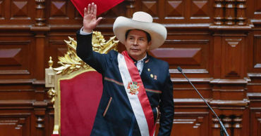 Президент Перу распустил парламент и ввел режим ЧП